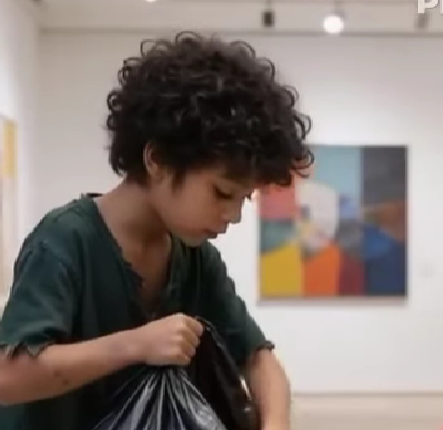 En shabby pojke gick in i en lyxig smyckenbutik och spillde otaliga mynt på den lysande disken. En vakt flyttade för att utvisa honom—tills chefen frös och hörde pojkens ord som tystade varje rik kund.