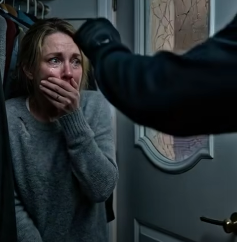 Varje kväll klockan 23:11 ringer min telefon. Min sons röst är alltid densamma – lugn, för lugn. ”Mamma… är du ensam?” ”Om ja, lägger jag på”, viskar han, som om det vore en regel. Om jag säger nej kräver han: ”Vem är med dig? Säg deras namn.” Igår kväll ljög jag. ”Jag är ensam.” Tystnad. Sedan tystnade han: ”Bra… för jag är på din uppfart – och någon kom just in i ditt hus.” –