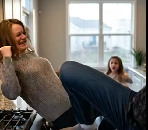 Han ”älskade” mig högst när dörren var stängd. Varje dag, framför våra två små, grep han tag i min handled och viskade: ”Le. Skäm inte ut mig.” Barnen stod som stelfrusna – små statyer med vidöppna, våta ögon – medan han såg till att jag lärde mig rädsla utantill. Sedan ikväll halkade han och sa ett namn han inte borde ha. Jag tittade på barnen, på låset, på telefonen… och jag förstod äntligen vad han dolde