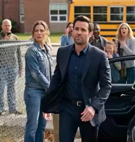 I tio år var jag stadens “ensamstående mamma” – åtlöjet på alla kaféer. Jag lärde mig att le genom viskningar, sparade varenda krona, svalde min stolthet. Så en eftermiddag gled en elegant svart bil fram till skolgrinden och stannade bredvid oss. Min son frös till. En man klev ut – en skräddarsydd kostym, bekanta ögon. “Mamma… vem är det där?” viskade han. Mannen tittade rakt på mig och sa: “Jag har letat efter dig i tio år.” Och plötsligt blev hela staden tyst