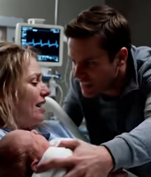 Sjuksköterskan lade min nyfödda i mina armar – och min man slog bort barnet. ”Den där saken är inte min!” ropade han. ”Jag lämnar dig och tar varenda krona!” Han slängde min handväska på golvet och krossade min telefon under hälen så att jag inte kunde ringa efter hjälp. En timme senare låg han på knä.