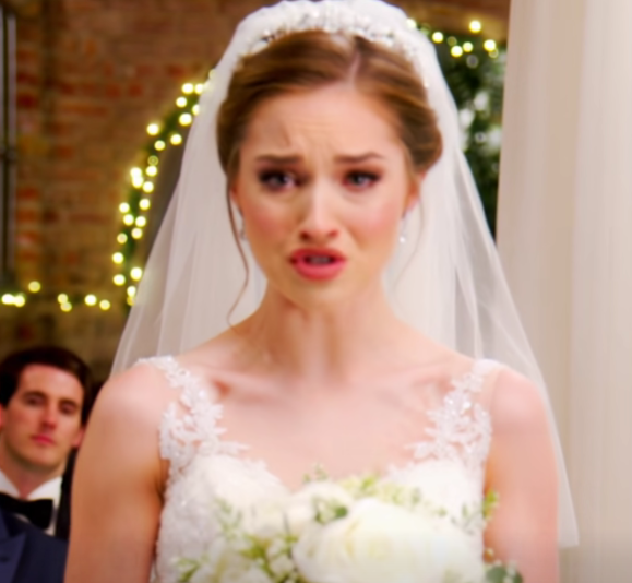 ”Gå själv”, skrattade mamma. ”Det är väl sånt som händer när man gifter sig med en obetydlig person.” Så det gjorde jag. Jag grep tag i min bukett och gick ensam, och hörde mina föräldrar viska om hur ”litet” och ”pinsamt” mitt bröllop var. De hade ingen aning om vilka som satt i de där stolarna. När dörrarna öppnades och borgmästaren reste sig, följd av en senator och min skolchef, slutade mina föräldrar äntligen skratta – och insåg exakt vem deras ”obetydliga person” egentligen var. uyenkok 42–54 minuter