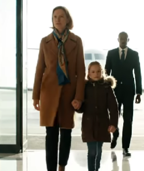 Min son hade precis gått ombord på ett flygplan för en affärsresa när mitt 7-åriga barnbarn höll min hand och sa: “Mormor … vi måste åka. Nu.” Jag frågade: “Vad pratar ni om?” Hon viskade: “Han har redan gått. Vi borde åka.” Jag tog mina nycklar – Nyheter