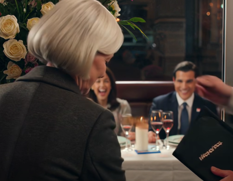 Min son sms:ade “Middagen inställd”, men när jag kom till restaurangen upptäckte jag att de i hemlighet åt utan mig, och att jag betalade. Jag skrek inte. Jag log, frågade chefen en minut och kom med en “överraskning” som fick varje gaffla att stanna i luften