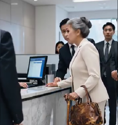 „Jag vill bara kontrollera hur mycket som finns kvar på mitt konto”, sa den gamla kvinnan mjukt, och hela banken stannade i tystnad ։ Det som hände sedan förvånade alla