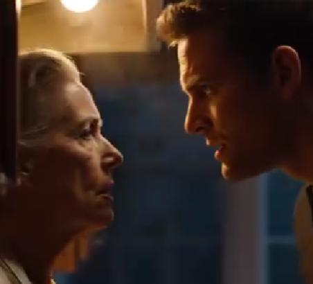 Jag hade aldrig kunnat föreställa mig att en enkel skål soppa skulle beröva mig min värdighet. ”Det finns inget salt”, fräste min son – sedan träffade hans hand mitt ansikte, ljudet högre än min förödmjukelse. Nästa morgon hånade han, ”Min flickvän kommer på lunch, mamma. Göm det och le.” Jag lydde. Men timmar senare, när han klev in på sin chefs kontor, såg jag hans ansikte försvinna – och jag visste att ödet äntligen hade svarat mig.