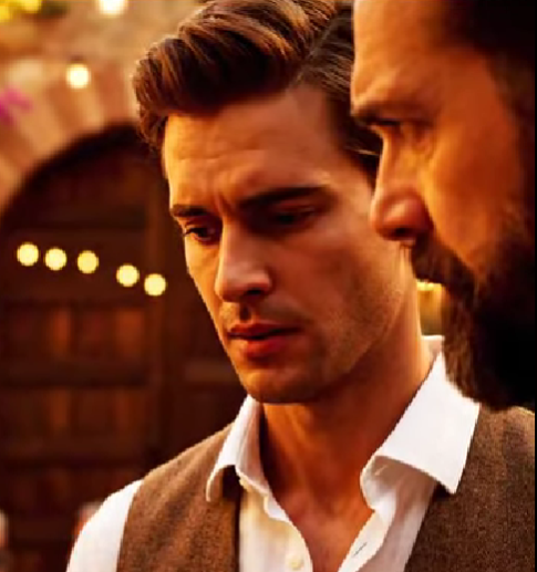 Min son ställde in festen på grund av förlägenhet över sin mors fattiga hus och lämnade 80 tomma stolar – utan att veta att mannen jag bjöd in den dagen skulle krossa hans arrogans inför alla.