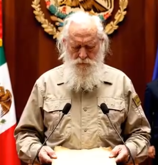 I åratal tog hela staden honom för en galning och såg honom sova bland gravar och mumla för sig själv… ända till dagen för den offentliga undertecknandet, då han dök upp tillsammans med en notarie och i ett enda ögonblick vändes hela stadens öde upp och ner.