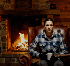 Min kusin kallade mig en värdelös “fettapa”, skickade beväpnade män för att dra ut mig ur bergsstugan. Min mormor lämnade mig och sa till dem: “Jag bryr mig inte om hon blir skadad” – men i samma ögonblick som deras ledare sparkade in min dörr, såg den lilla örnfläcken över mitt hjärta och blev blek, förvandlades hela natten till en uppgörelse som min familj aldrig var redo för.