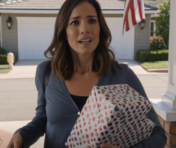 Jag flög tio timmar hem till jul med en resväska full av presenter, och det första mamma sa var: ”Du ska passa din brors barn. Vi ska på en familjeresa.” Hon tyckte att jag skulle le, ta med barnen och betala för alla som alltid. Hon visste inte att jag hade med mig tre års kvitton, ett bankmejl med mitt namn på och en anledning att sluta vara deras personliga bank.