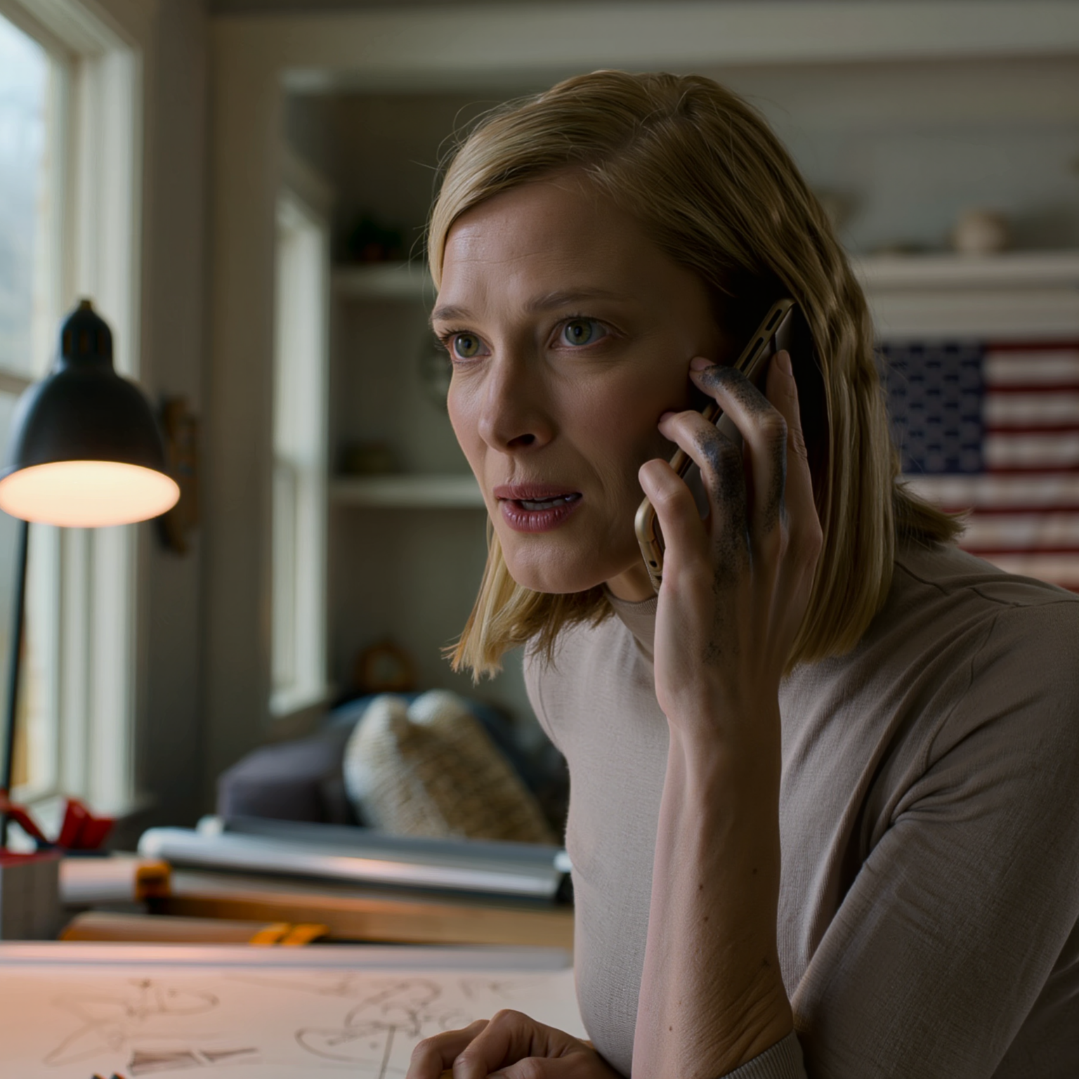 Grundskolan ringde mig strax före kl. 19. “Din dotter har fortfarande inte hämtats. Det har gått 3 timmar.” Jag sa att jag bara var 28, singel, bodde ensam i Portland, och aldrig hade fått ett barn, men de sa kallt: “Om du inte kommer direkt, ringer vi polisen för barnmisshandel.” Jag körde genom regnet bara för att bevisa att de hade fel person — och sedan tittade den lilla flickan i slutet av korridoren upp som om någon hade väntat på det ögonblicket väldigt länge.