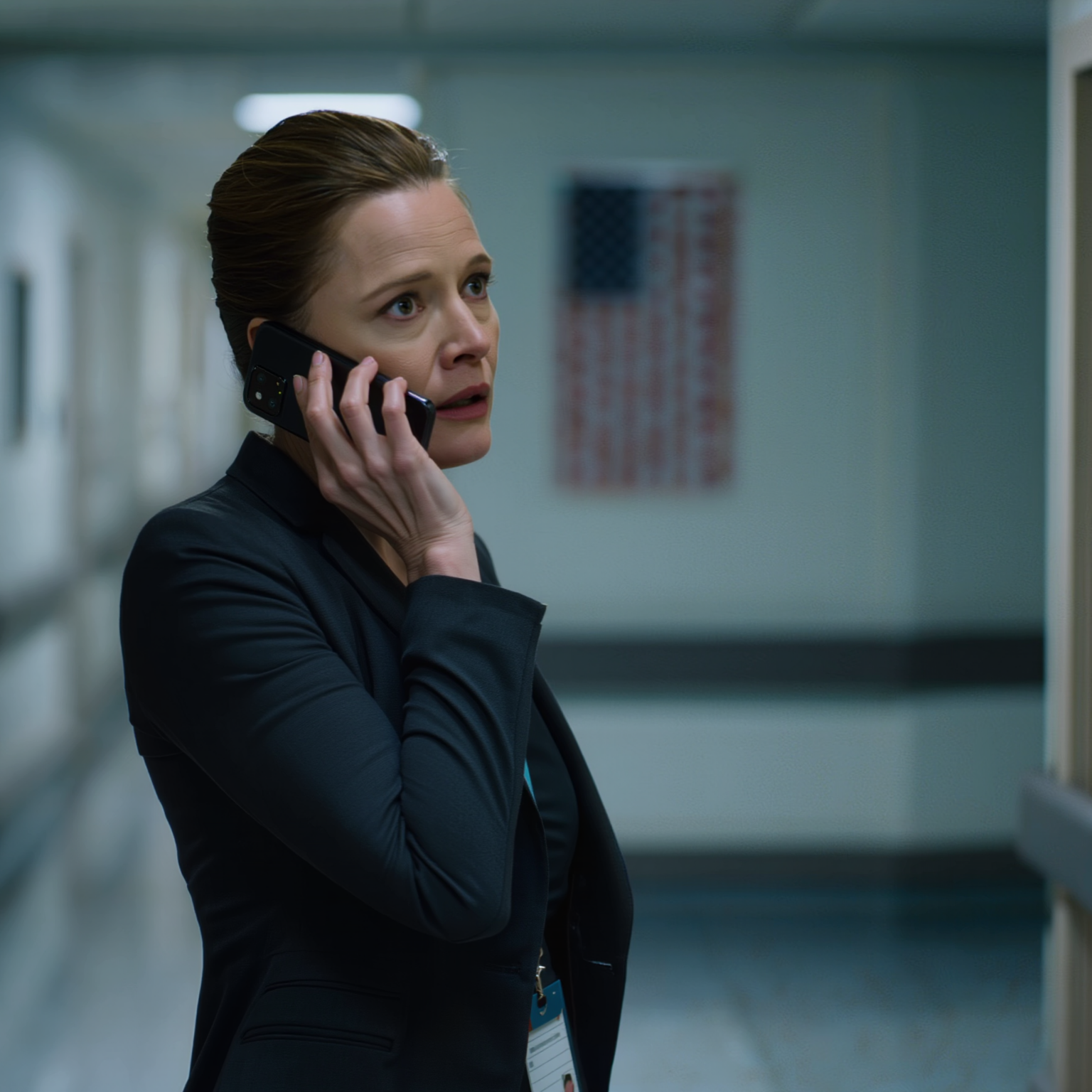 Står i ett sjukhuskorridor klockan 18:12, lyssnade jag på ett röstmeddelande från min mamma: “Du är utesluten ur familjen, kontakta oss inte igen, vi går vidare utan dig.” Jag svarade bara med “Okej,” och nästa morgon var tillgången låst, avslutningen av sjökantshuset började falla sönder, 58 missade samtal strömmade in, och sedan skickade familjeadvokaten ett meddelande: “Vi har ett mycket allvarligt problem.”