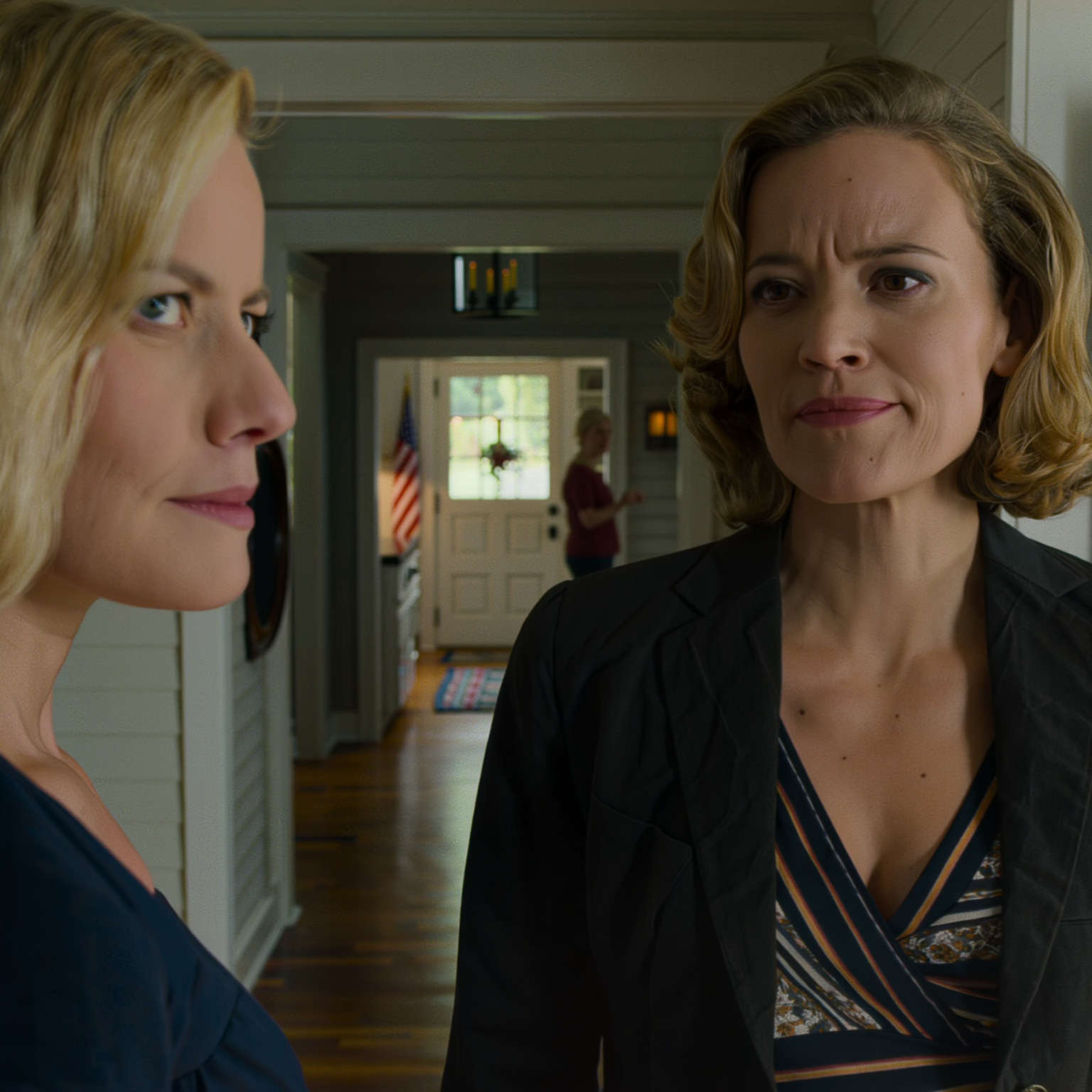 Min mamma försvarade min syster efter att hon hade raderat mina tre års sparande och sparkade ut mig ur huset. Hon till och med flinade och sa, “I det här huset kan jag göra vad jag vill.” Jag tog mina saker och lämnade samma natt utan ett ord till. Tre veckor senare, när jag kom tillbaka, var hon fortfarande glad. “Haha, misslyckandet är tillbaka?” Sedan stormade polisen plötsligt in. Min mamma sprang ut och ropade, “Vad pågår? Vad gör ni här?” Jag log bara. “Shh… panik inte. Börja bara be.” Och nej, jag sa inte det bara för att låta hotfull.