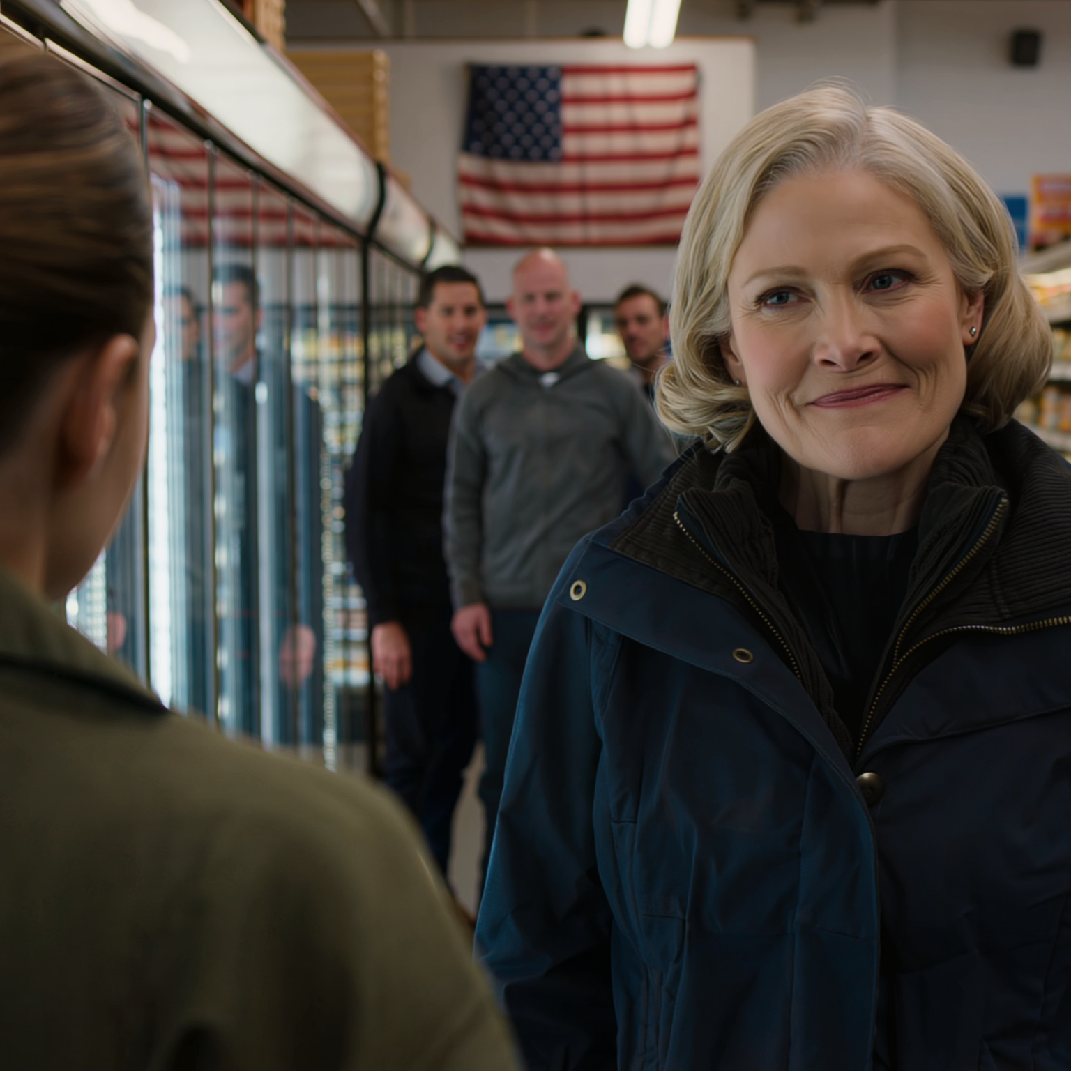 “Den frysta matavdelningen på Fred Meyer hummade under vita ljus som fick alla att se lite sjuka.