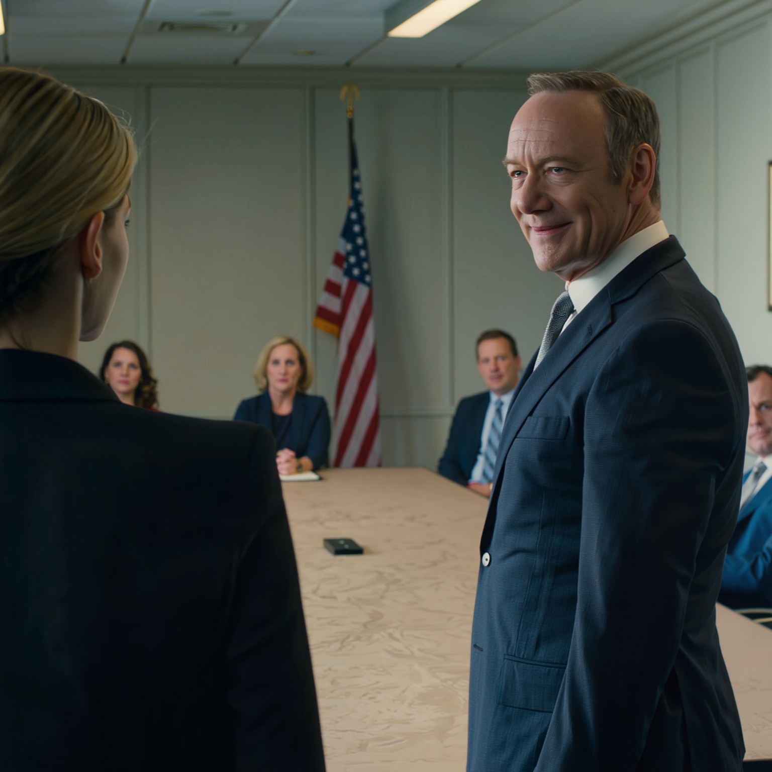 Efter att min mormor gick bort tog mina föräldrar nästan allt och lämnade mig ett förfallet hus. En vecka senare ringde reparatören mig: “Fru… vi hittade något i väggen.” Sedan sänkte han rösten: “Polisen är här. Du måste komma nu.” Mina föräldrars ansikten blev genast bleka.