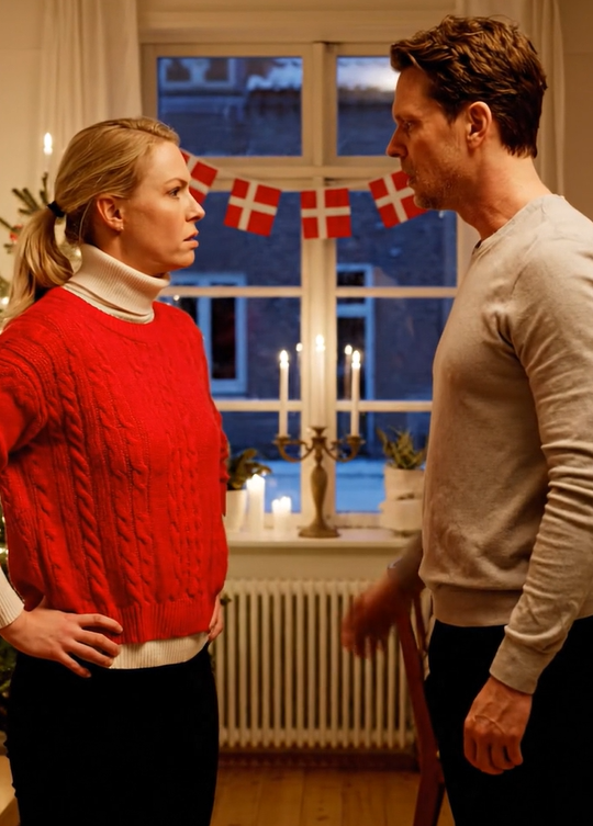 Til min brors indflytningsfest så hans kæreste min gamle frakke og grinede: “Jeg vil vædde på, at du er her for at tigge om penge, siden du er hjemløs.” Min far sagde, at jeg skulle holde op med at være følsom. Jeg ventede, indtil hun pralede med sit nye job i mit firma, og så sagde jeg: “FAKTISK ER JEG ADMINISTRERENDE DIREKTØR, OG DU ER FYRET.”